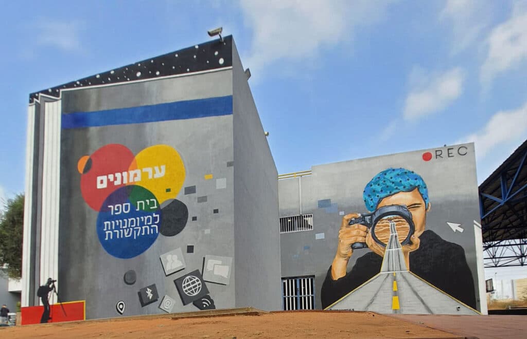 ציור על בית ספר