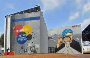 ציורי קיר בבית ספר ערמונים רמת גן – גרפיטי חינוכי שמחבר אמנות וקהילה