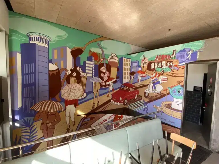 גרפיטי לעסקים בבית קפה ארומה הבורסה – יצירת אמנות שממית קונספט ועיצוב