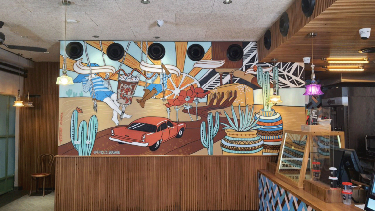 ציור קיר קונספטואלי לבית קפה ארומה – אמנות שמעוררת חוויה קבועה