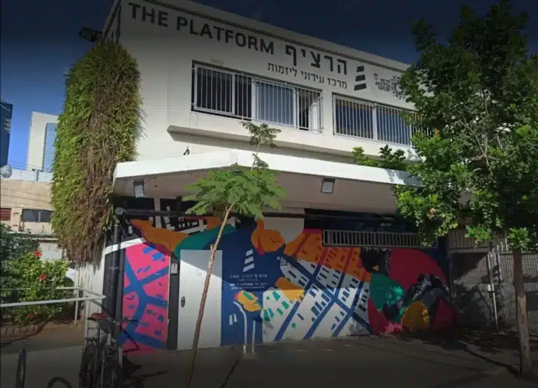 ציור קיר במרכז הרציף תל אביב – עיצוב קירות שמשדר זהות ומותג