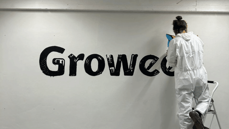 ציור קיר לוגו עסקי לחברת Growee – מיתוג ויזואלי על קירות העסק