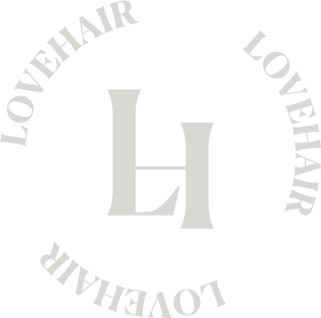 לוגו LOVEHAIR Studio שחור וזהוב על קיר שיש