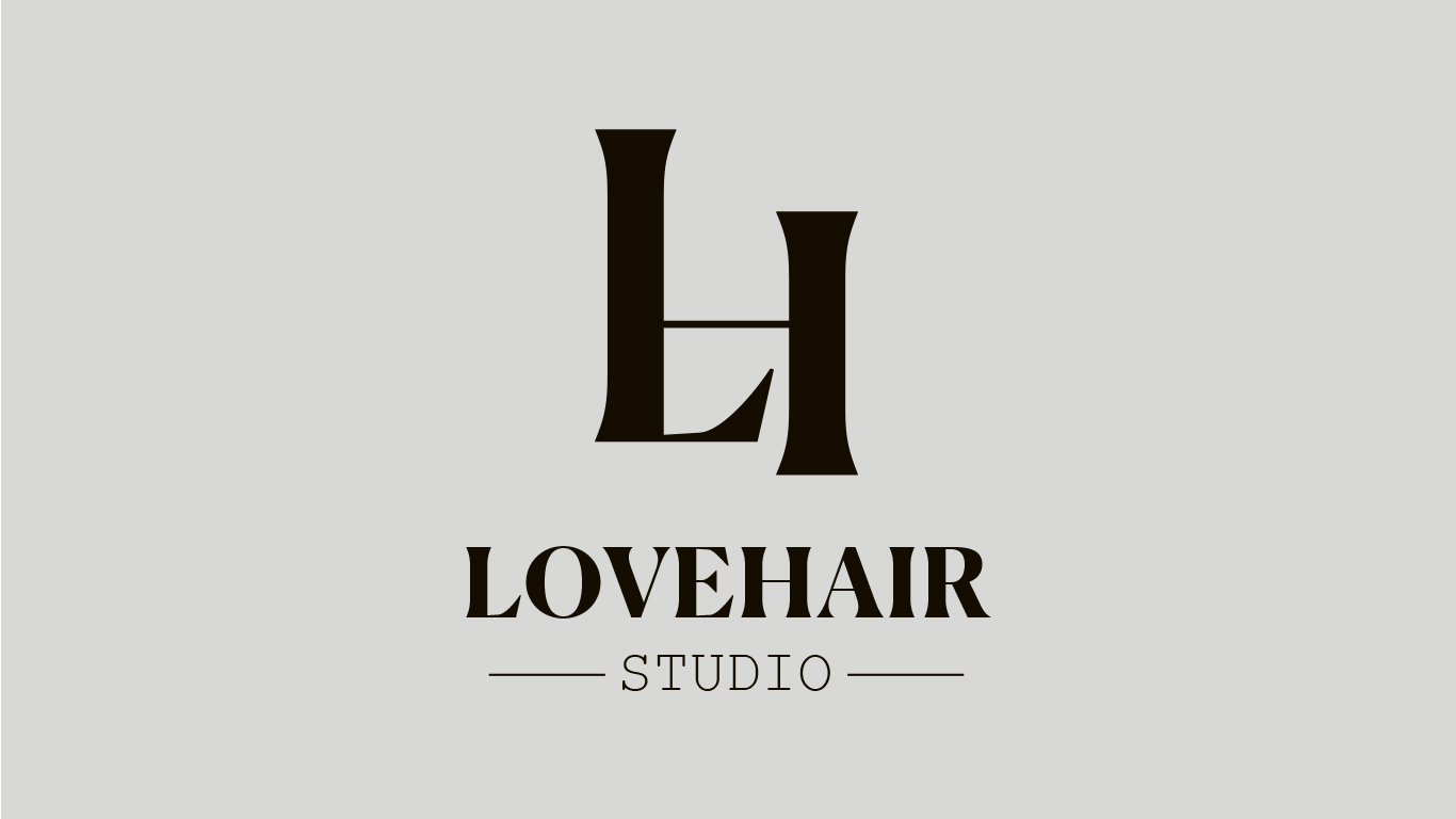 לוגו LOVEHAIR Studio שחור וזהוב על קיר שיש